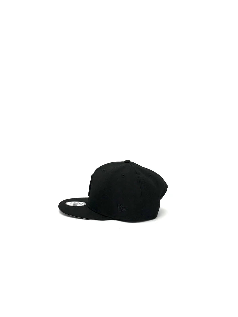 NEW ERA "BOSTON RED SOX BLACK ON BLACK 9FIFTY SNAPBACK"
